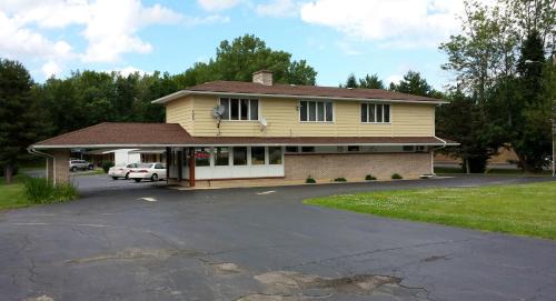 Fairport Hotel | Budget-Friendly Stay at Budget Inn Fairport with Family Perks