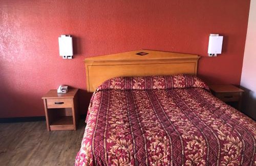 New Albany Hotel | Pet-Friendly Comfort at Budget Inn - New Albany