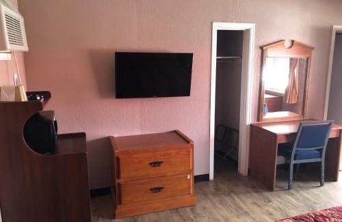 New Albany Hotel | Pet-Friendly Comfort at Budget Inn - New Albany