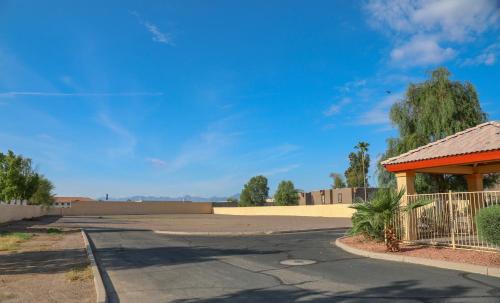 Maryvale Hotel | Budget-Friendly Stays at Budget Inn Phoenix with Family Amenities