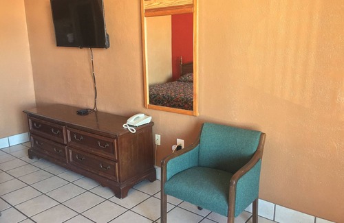 Georgian Acres Hotel | Budget Inn: Family-Friendly Stay with Pool and Breakfast