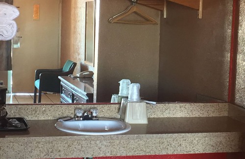 Georgian Acres Hotel | Budget Inn: Family-Friendly Stay with Pool and Breakfast