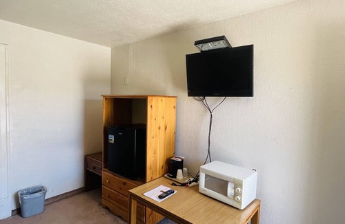 Ballinger Hotel | Affordable Budget INN with Breakfast & Family-Friendly Amenities