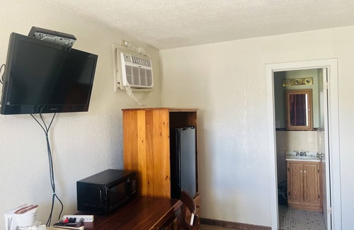 Ballinger Hotel | Affordable Budget INN with Breakfast & Family-Friendly Amenities