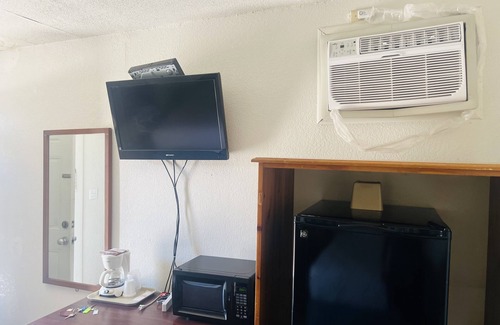 Ballinger Hotel | Affordable Budget INN with Breakfast & Family-Friendly Amenities