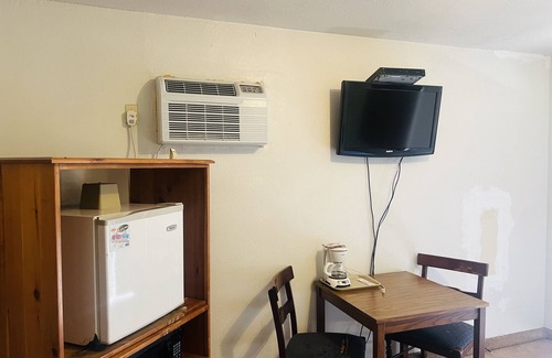 Ballinger Hotel | Affordable Budget INN with Breakfast & Family-Friendly Amenities