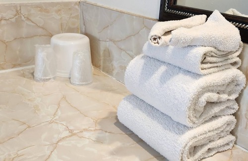 Bartlesville Hotel | Budget-Friendly Inn with Breakfast and Family Amenities