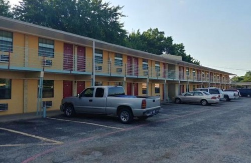 Denison Hotel | Budget-Friendly Budget Inn: Pet and Child Friendly Stay