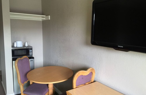 North Hills East Hotel | Budget Inn: Family-Friendly Stay with Breakfast & Spa