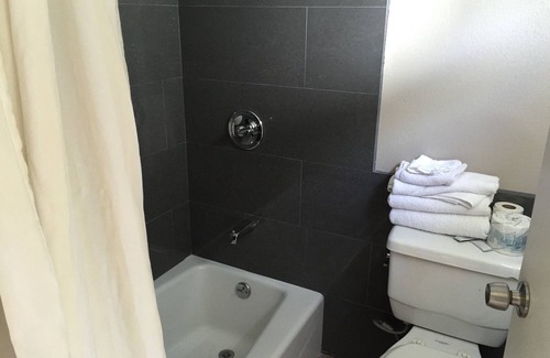 North Hills East Hotel | Budget Inn: Family-Friendly Stay with Breakfast & Spa