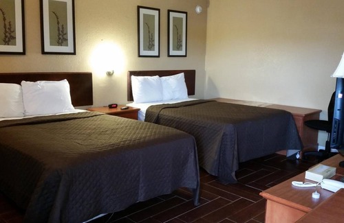 Mount Dora Hotel | Affordable Stay at Budget Lodge of Mount Dora with Pool