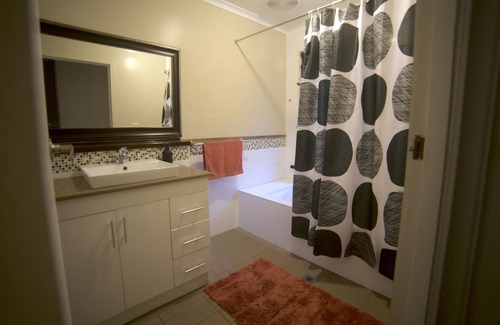 Bangalow House | Budget-Friendly Room with Spa, Breakfast & Hot Tub