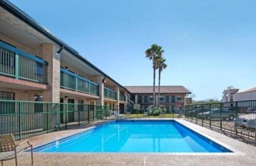Nassau Bay Hotel | Affordable Comfort at Budgetel Inn Houston/Nasa with Pool
