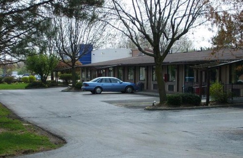 Columbus Hotel | Affordable Stay at Budgetel Inn & Suites with Great Amenities