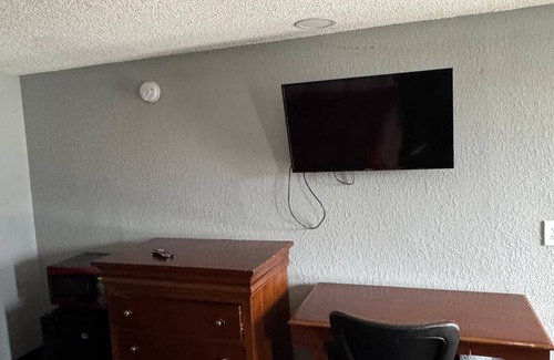 Columbus Hotel | Affordable Comfort at Budgetel Inn & Suites with Breakfast