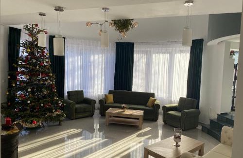 Brasov House | Guest Rated 10/10 at Budux Delux Vila: Family-Friendly Stay