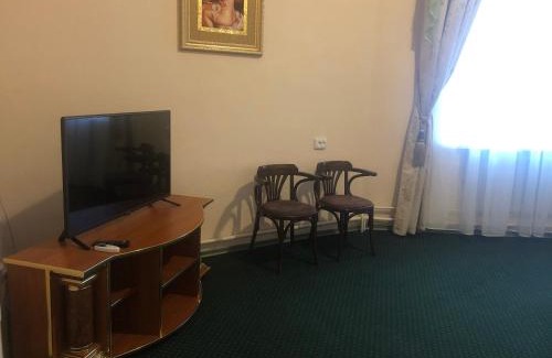 Oleksandriya Hotel | Budget-Friendly Stay at Budynok Pyschevycha - Rated 9/10