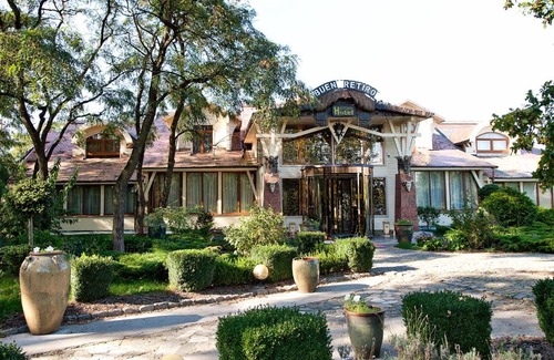 Pribrezhnyy Hotel | Inviting Buen Retiro: Pet-Friendly Oasis with Ocean Views