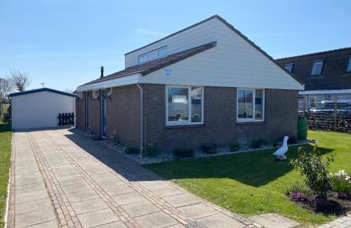 Egmond aan den Hoef House | Experience Buenaventura: Pet-Friendly Retreat with Hot Tub