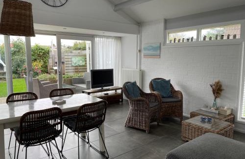 Egmond aan den Hoef House | Experience Buenaventura: Pet-Friendly Retreat with Hot Tub