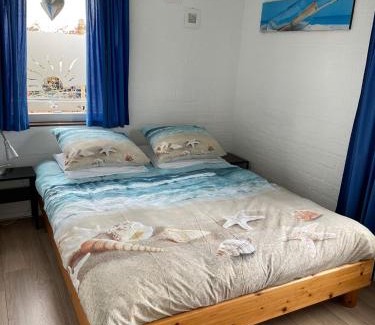 Egmond aan den Hoef House | Experience Buenaventura: Pet-Friendly Retreat with Hot Tub
