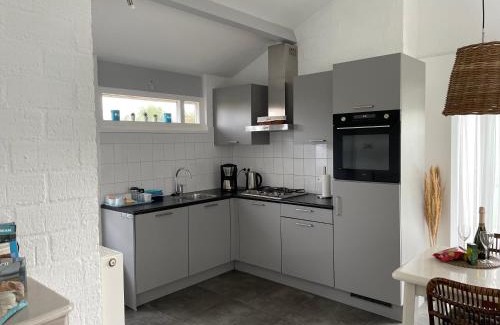 Egmond aan den Hoef House | Experience Buenaventura: Pet-Friendly Retreat with Hot Tub