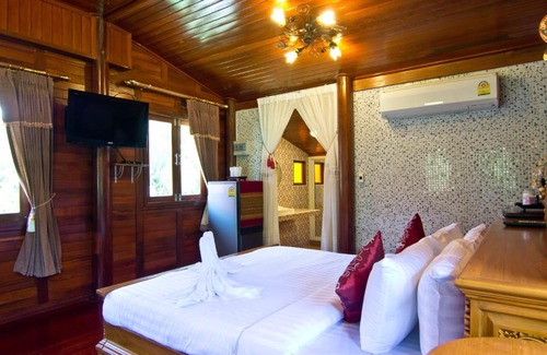 Huai Yai Resort | Discover Bueng Bua Thong Resort with Oceanfront Pool