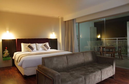 Kalasan Hotel | Relaxing Stay at Bueno Colombo Hotel with Pool & Dining