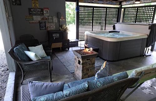 Spottswood House | Relaxing Buffalo Bend 3 BR Escape with Hot Tub