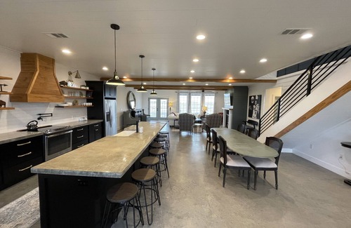 Canyon House | Pet-Friendly Buffalo Bunk House with Hot Tub Near Canyon