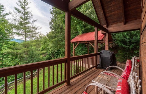 Cherokee Cabin | Experience Buffalo Hollow: Free Train Tours & Lake Views