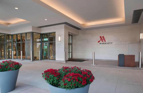 Downtown Buffalo Hotel | Experience Comfort at Buffalo Marriott LECOM HARBORCENTER