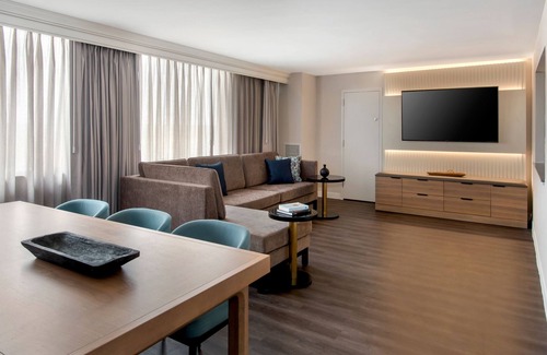Amherst Hotel | Buffalo Marriott Niagara: Family-Friendly Stay with Pool & Spa