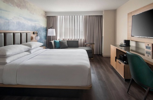 Amherst Hotel | Buffalo Marriott Niagara: Family-Friendly Stay with Pool & Spa