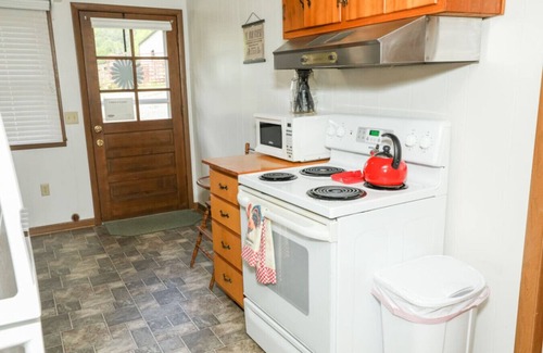 Willis Cottage | Buffalo Mountain Getaway Cottage: Pet-Friendly Farm Retreat