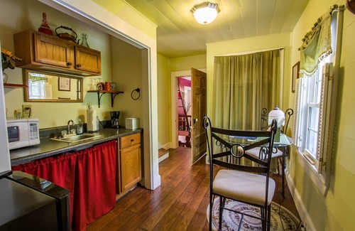 West Jefferson Bed & Breakfast | Charming Buffalo Tavern Bed & Breakfast with Delicious Breakfast