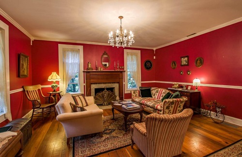 West Jefferson Bed & Breakfast | Charming Buffalo Tavern Bed & Breakfast with Delicious Breakfast