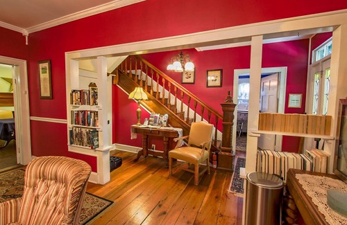 West Jefferson Bed & Breakfast | Charming Buffalo Tavern Bed & Breakfast with Delicious Breakfast
