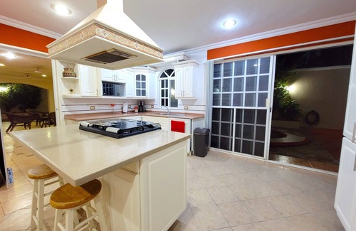 Xcumpich House | Bugambilias: Ideal Remote Work Haven with Pool & Spa