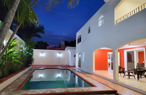 Xcumpich House | Bugambilias: Ideal Remote Work Haven with Pool & Spa
