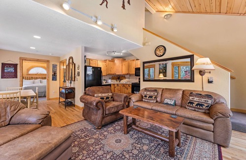 Fall River Estates Condo | Bugle Pointe A04: Family-Friendly Retreat with Spa & Hot Tub