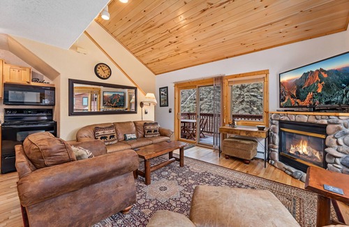 Fall River Estates Condo | Bugle Pointe A04: Family-Friendly Retreat with Spa & Hot Tub
