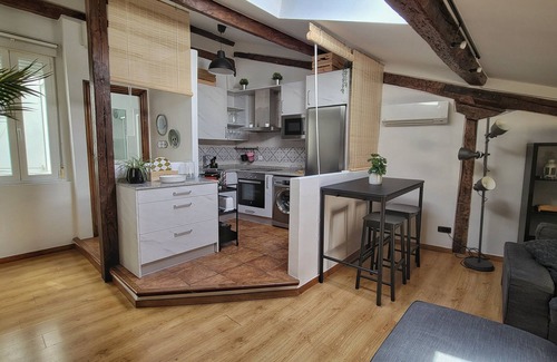 Haro Apartment | Cozy Central Retreat for Couples - Family-Friendly Amenities
