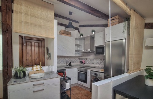 Haro Apartment | Cozy Central Retreat for Couples - Family-Friendly Amenities