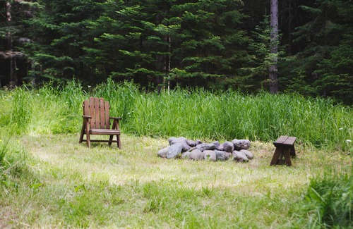 Mason Cabin | Cozy Retreat: Fire, Nature Sounds & Top-Rated Amenities