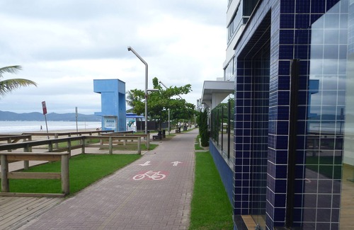 Itapema Apartment | Building in front of the sea, in the heart of half beach
