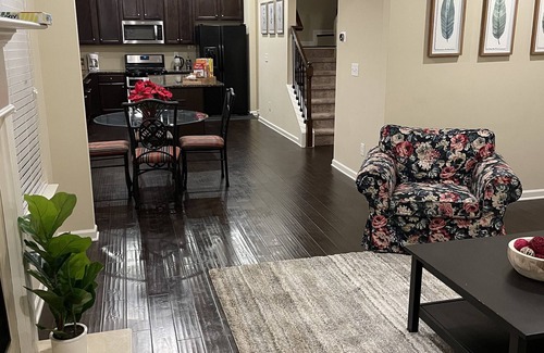 Lawrenceville House | Family-Friendly Stay for Up to 8 with Kitchen & Breakfast