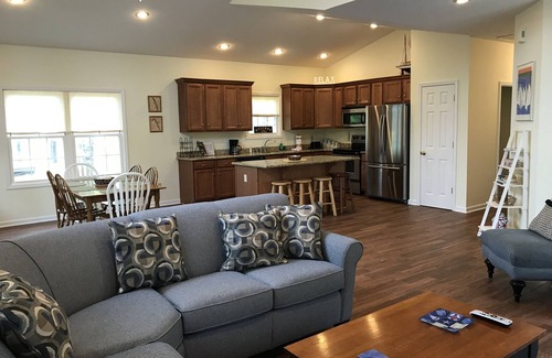 Grand Rivers Cottage | Inviting Lakeview Retreat in Grand Rivers with Pool & Spa