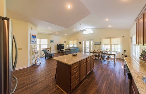 Grand Rivers Cottage | Inviting Lakeview Retreat in Grand Rivers with Pool & Spa