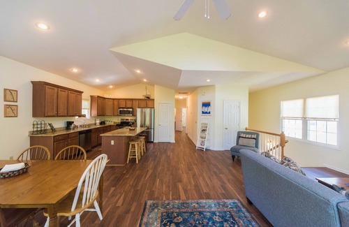 Grand Rivers Cottage | Inviting Lakeview Retreat in Grand Rivers with Pool & Spa